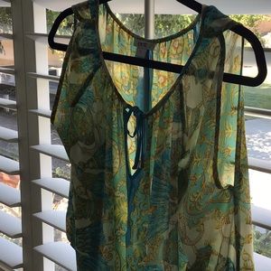 Beautiful cold shoulder Cache top